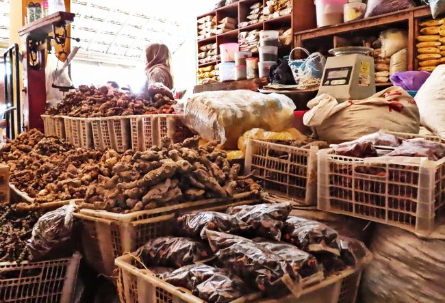 中に入っていくとタマリンドやショウガ系のスパイスや