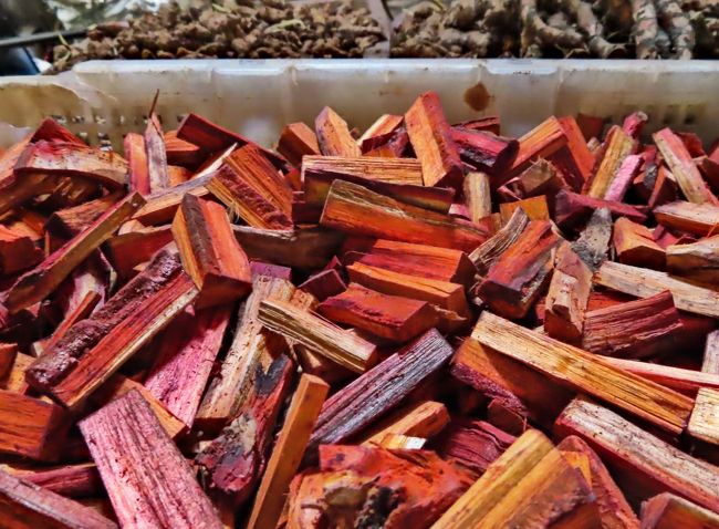 この赤くてきれいな木片は何に使うのかな？