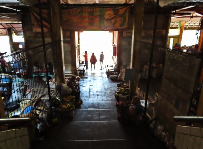 ２階に上がるには階段と