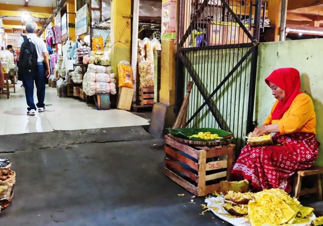 入り口にはジャックフルーツ売りのおばさん<br /><br />ドリアンは臭いと言って食べない人がいるけど<br />ジャックフルーツだってかなり強烈なにおいです。<br />でもカリカリして甘くておいしい。