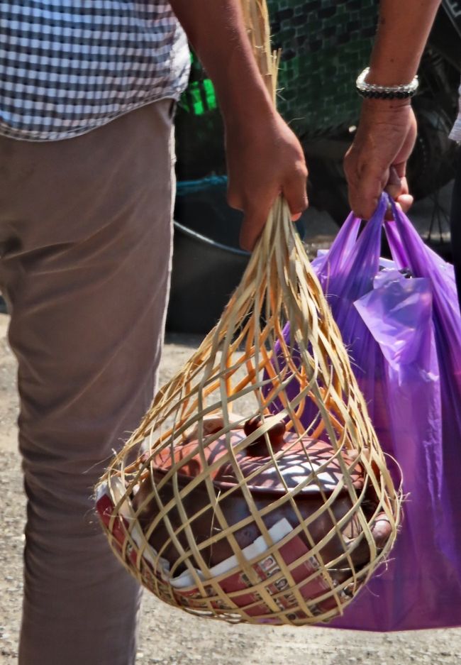 竹の皮でできた買い物袋って初めて見たかも。