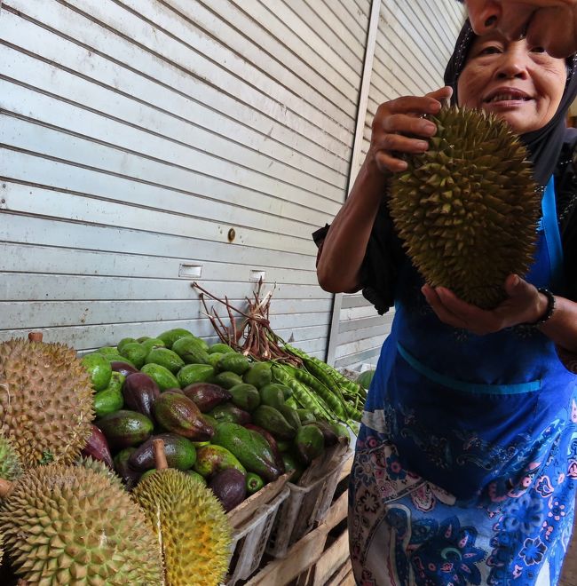 「ドリアンどう？」<br />に乗せられて熟れているか匂いを嗅ぐ唐辛子爺。