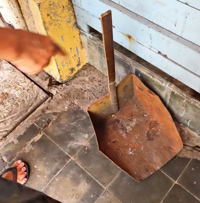 「殻はここに捨ててな」と指さす。