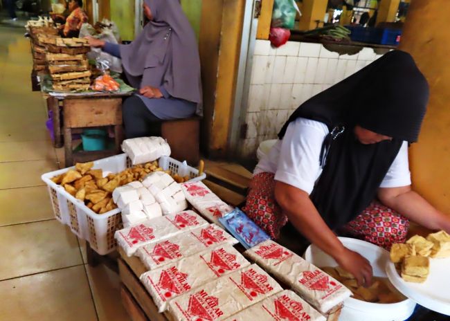 このコーナーでは大豆製品を売ってます。<br />豆腐のほかに厚揚げやテンペ（発酵食品）も。