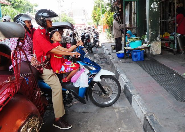 右側が市場の建物があるところで