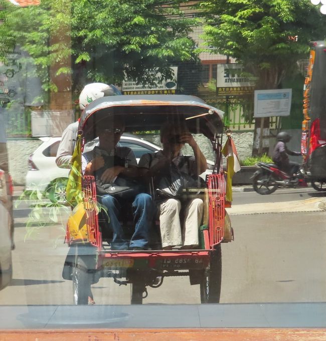 ホテルのガラスにベチャで帰りついた私たちが写ってました。<br />「旅にでたら歩かなくちゃ！」の唐辛子婆さんが<br />ベチャばっか乗ってるねえですって？<br />だって暑いんですもの。<br />とってもとっても暑いんですもの。<br /><br />バンコクには冬があった。<br />それがたとえ２週間で気温が18℃でもそれは常夏の国では冬で<br />みんなそれを楽しんでジャンパーなんか着る人もいた。<br />バンコクよりもっと南のインドネシアには冬がない。<br /><br />でも「ジャワ夢幻日記」には<br />「7月の南からくる風で寒い、お年寄りは関節痛に悩む」のだと書かれています。<br />ソロにはオーストラリアからの冬の風がやってくるんだ！<br /><br />再訪は7月にしやう！