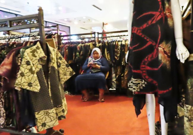 でも２階もローカルな市場っぽい雰囲気でした。