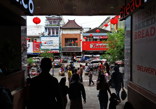 道の向こうに見えるお店も面白さう。