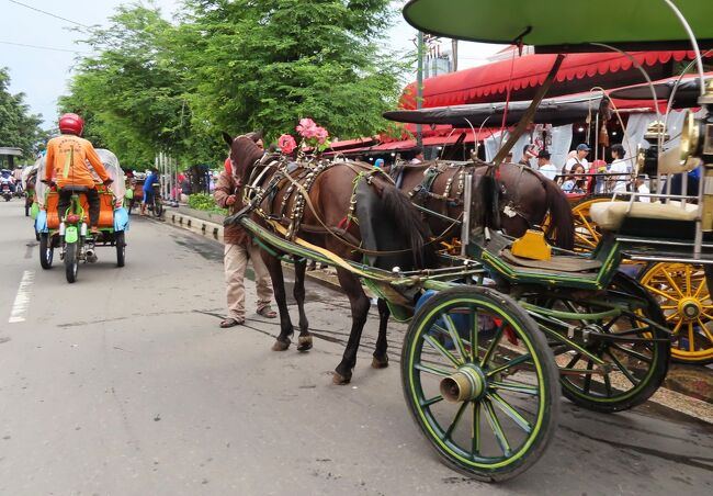 「ソロの人々の生活をジャカルタや日本に移したら<br />こっぴどい貧しさということになってしまうが<br />生気にみちた貧しさというものもあるのです。<br /><br />インドネシアが発展途上国とはとても思えない。<br />少なくともジャワの諸文化を眺めた時、わたしたちのものとは異質なその豊かさ、深さ、しかも新しく胎動し続けているさまは見事としかいいようがない。<br /><br />インドネシアがなぜか外国と思えないといった私の僭越な意識は<br />ジョクジャカルタやソロにいる多くの知人、友人たちの好意に支えられている。<br /><br />私は日本人に違いなく、どれほど踏み入っても異国のこと<br />またその土地の人々の考え方など真底わかるものとは思えない。<br />それでも何やら心騒ぐ面持ちで、南半球のここに滞在しようという<br />そうした殊勝な心掛けはいったいどこからやってきたのだろう。<br /><br />私はまずわがこころの哀れさをふかく読みとらねばならないのだ。」<br />「ジャワ夢幻日記」松本亮著より抜粋