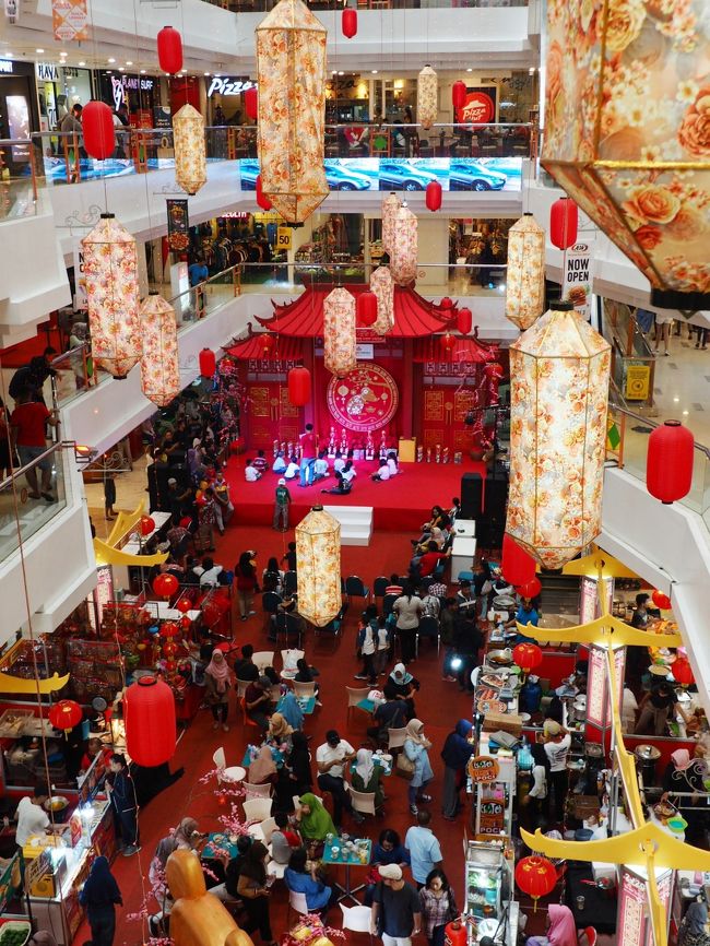 春節なので飾りつけがチャイナっぽくて奥の舞台で