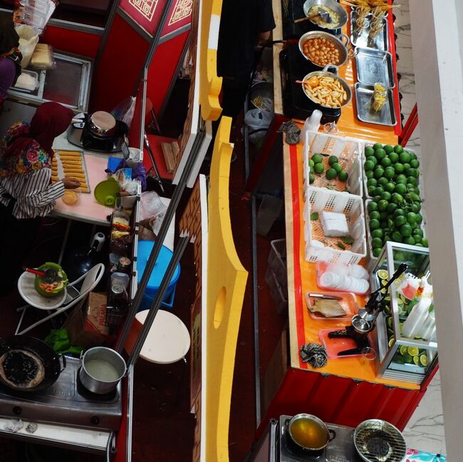 下の階に面白さうな現地風ファストフードが見えたのに<br />２階でピザを注文してしまった私たち。<br />残念なことをしたわ。<br /><br />でもね1週間以上も南国にいて主に現地食をいただいて<br />時々うっかりチャベ（唐辛子）をよけるの忘れてヒーヒーいったり<br />してるうちに胃が疲れてきて普通食（日本人にとっての）が食べたくなる。<br /><br />今回もインドネシアのお菓子を食べ食べ歩いてホテルに戻って<br />お腹あまり空いてないのでクラブサンドイッチの夕食にした私たちでした。