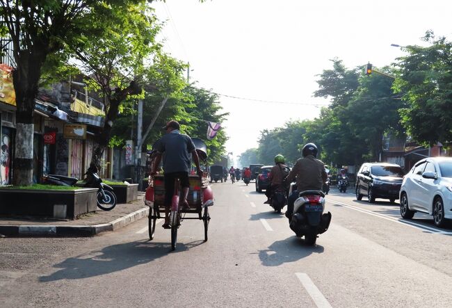 40年前のインドネシアにはオートバイのベチャはなかった。<br />大気汚染のもとだわ。<br /><br />ベチャでもタクシーでも必ず「バティックはどうだ？」と<br />お店に連れていかれさうになるのを「もういっぱい買った！」と<br />かわすのが面倒っちゃ面倒ですけどあまりしつこくはなく