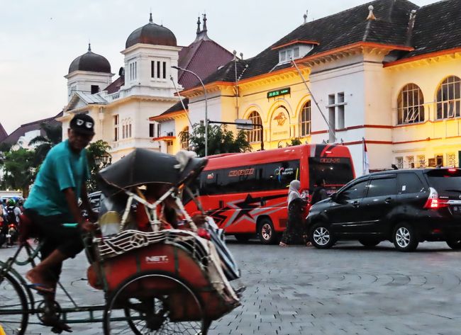 雨が降りそうになると幌のところからビニールの覆いをかけてくれ<br />暑い時には外してくれ、カンカン照りぢゃない時は幌もたたんでくれと<br />きめ細やかに親切です。<br /><br />自転車のベチャはゆ～っくりだけどほほに当たる風が心地よい。