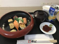 外国で生ものを食べるのは多少勇気がいりますから、セキュリティエリア内で日本食。