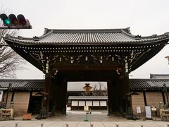 堂々とした西本願寺御影堂門は重文。