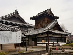 本願寺の東北角にある太鼓楼（重文）、内部に今も残る大きな太鼓は江戸時代には周囲に時刻を告げる合図となっていました。