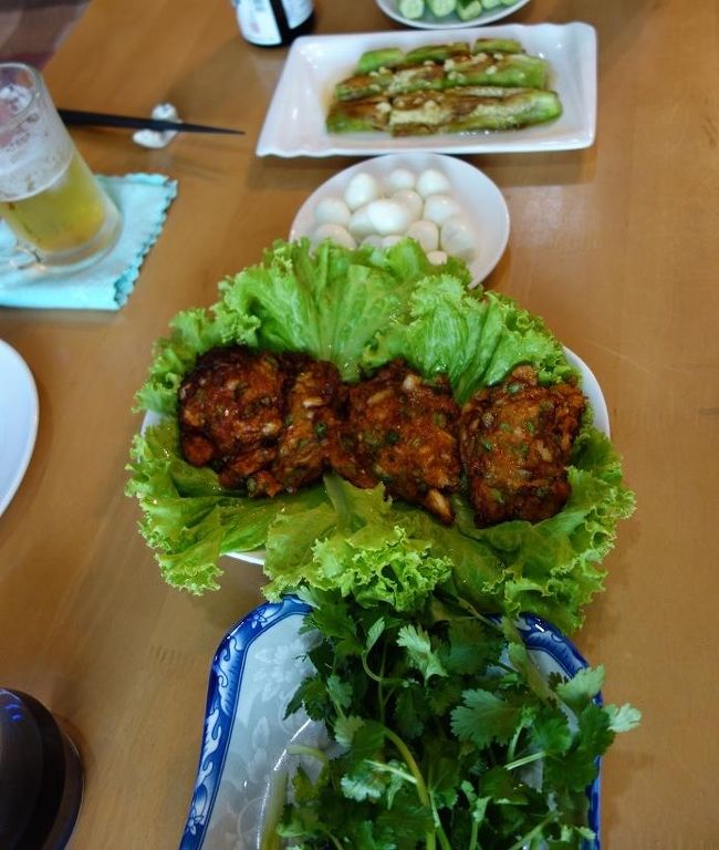 また友人を誘い食事で一杯。<br />パクチー（友人が好き）　　トーッマンプラー　　ウズラのゆで卵　　焼きナスビ