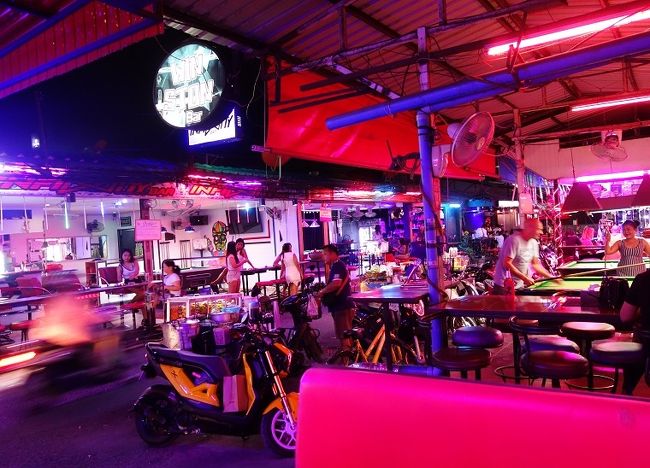 食事後、近くのバービアに半年振りか1年振りに一休は友人と。