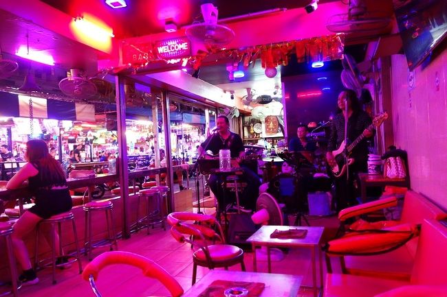 2店目は住まいのコンドーの直ぐ前で一休さーんとバンドマスターから声がかかり席に座りました．．．15年前からの知り合いですが7年振りか？