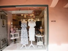セレクトショップのMUSE by RIMO。人気のブロガーさん一押しのお店で、来てみたかったのです。かわいいドレスや華奢なハワイアンアクセサリーがたくさんありました。