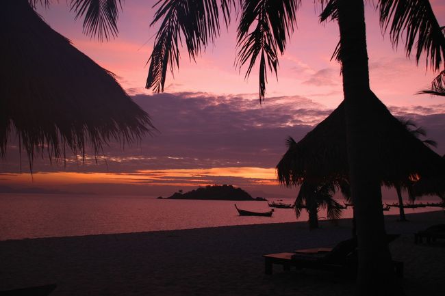 ☆２/１４(金)<br /><br />Morningglow View feom Sunrise Beach @ Koh Lipe Thai<br /><br />昨夜は赤巴士さん＆kuniさんの３人でプチオフ会＆送別会で<br />1年間分のビールを一夜で飲んだ私ですが<br />早朝の目覚めは快適だったのでいつものように<br />Sunrise BeachでSunrise観賞です。