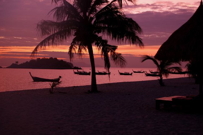☆２/１４(金)<br /><br />Morningglow View feom Sunrise Beach @ Koh Lipe Thai<br /><br />日の出そのものは６：４０頃ですが<br />朝焼けは６：２０頃から始まるので<br />撮影のベストポジションを決めるためにも<br />実際の日の出より少し早めに赴くのが理想です。<br />
