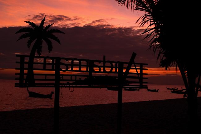 ☆２/１４(金)<br /><br />Morningglow View feom Sunrise Beach @ Koh Lipe Thai<br /><br />Andaman Resortの看板を撮り込んで。<br />一応Andaman Resortの看板ではありますが<br />ここがホテルの正面と言うほどの意味はなく<br />レセプション棟がとりあえず正面かなと思います。<br />
