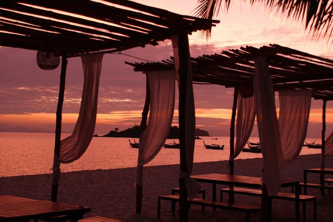 ☆２/１４(金)<br /><br />Morningglow View feom Sunrise Beach @ Koh Lipe Thai<br /><br />レストラン付属のSala(東屋)を撮り込んで。<br />
