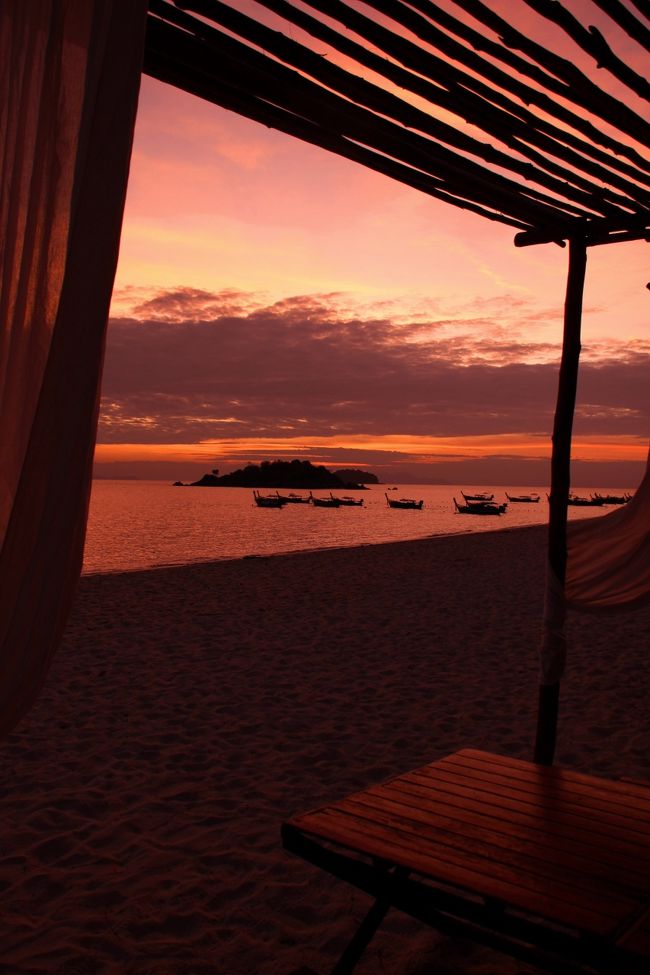 ☆２/１４(金)<br /><br />Morningglow View feom Sunrise Beach @ Koh Lipe Thai<br /><br />向こうの小島はKoh Kra(クラ島）、無人島です。<br /><br />