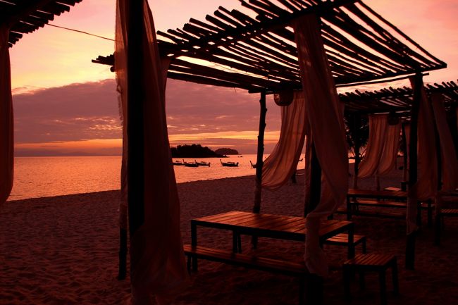 ☆２/１４(金)<br /><br />Morningglow View feom Sunrise Beach @ Koh Lipe Thai<br /><br />日除けにしては疎らな天井の渡し棒。<br />