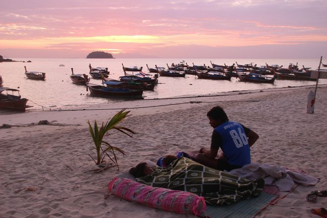☆２/１４(金)<br /><br />Morningglow View feom Sunrise Beach @ Koh Lipe Thai<br /><br />小学校前ビーチです。<br />１０年前はビーチで寝るChawlay（先住民）がけっこう多かったのですが、<br />年々少なくなりこの日は２組５人くらいでした。<br />学校の裏手周辺にChawolay（先住民）の集落があり<br />トタン張りの家屋は暑いので海風が涼しい浜辺で寝るのが<br />伝統的習慣でしたが観光客の増加とともに減ってきました。<br />