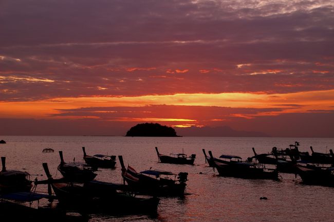 ☆２/１４(金)<br /><br />Morningglow View feom Sunrise Beach @ Koh Lipe Thai<br /><br />先住民のChawlayは昔は漂海民と呼ばれ<br />ミャンマーからマレーシアに至るアンダマン海沿岸で<br />家船に居住しながら海を点々と移動していたので<br />シージプシーとも呼ばれていましたが<br />各国の定住政策により殆どのChawlayは各地の島に定住しています。<br />タイ＆ミャンマー国境周辺だけわずかに漂海民がいるそうですが<br />今は島にも拠点を持って生活しているとのことです。<br /><br />学校周辺には先祖が漂海民だったChawlayが定住しリペ島の先住民になり、<br />定住した現在でも海に関連した仕事に従事する人が多く、<br />ゆえに学校前ビーチにはたくさんのロングテールボートが停泊しています。<br />