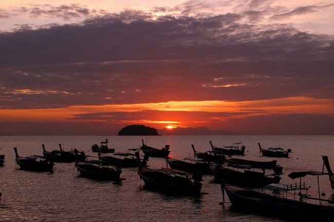 ☆２/１４(金)<br /><br />Sunrise View feom Sunrise Beach @ Koh Lipe Thai<br /><br />雲が多いものの朝日が顔を出してきました。<br />