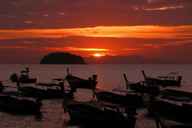 ☆２/１４(金)<br /><br />Sunrise View feom Sunrise Beach @ Koh Lipe Thai<br /><br />太陽が昇ってきた辺りの島影はマレーシアのランカウイ島です。<br />ぱっと見すごく近そうに見えますが直線距離で３７ｋｍほどあります。<br />