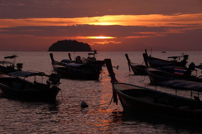 ☆２/１４(金)<br /><br />Sunrise View feom Sunrise Beach @ Koh Lipe Thai<br /><br />ふたたび朝日は雲の中に隠れてしまいました。<br />少しだけ見えたので良しとしましょう。