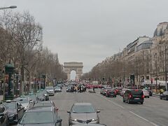 凱旋門から続くシャンゼリゼ大通り

まさにフランス！パリ～っと言った所です。