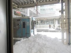 およそ２０分で八戸駅に到着。
ホームには除雪した雪がたくさん残っていました。
まだまだ冬の東北です。