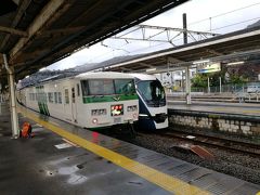 特急踊り子号が伊東駅1番線に到着しました。試運転のサフィール踊り子号とも並びました。