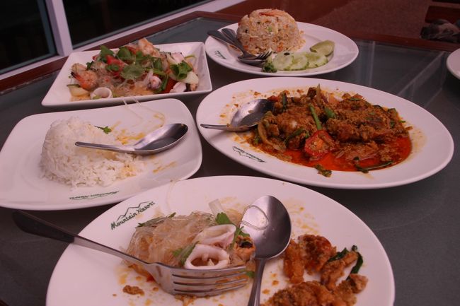 ☆２/１４（金）13:10<br /><br />Farewell party , Mountain Resort Restaurant @ Koh Lipe Thai<br /><br />明日リペ島を出発する赤巴士さんの送別会をするため<br />１３時Mountain Resortのレストランで待ち合わせ。<br />さっそく絶景を見ながら最後のつもりだった飲み会です。<br /><br />最後のつもりだった？<br />はい、もちろん最後のつもだったのですが<br />飲み会をそろそろお開きにしようかとした時<br />偶然隣りの席の女性(１人)が声をかけてきてくれました。<br />日本語なのでもちろん日本人女性です。<br />私は当初から日本人ぽいなとは感じてしました<br />オジサン２が酒で盛り上がっていたので<br />声をかけにくかったのでしょう。<br /><br />なんと彼女(Mさん)も一応４トラメンバー（lumiereさん）」で<br />ご自身の旅行記はUPされていないそうですが<br />私や赤巴士さんのリペ島関連の旅行記は見ていたとのこと。<br />でも私と赤巴士さんがここでこの時間に待ち合わせたことまでは<br />ご存知なかったのでまさに偶然中の偶然です。<br /><br />３人の会話は後日本編の中でふれようかと思いますが<br />せっかく偶然に出会えたし、Mさんも明日出発とのことなので<br />この日の夜3たびミニオフ会兼送別会をすることになりました。<br />リペ島は連続１０回目になりますが<br />近年はいつも誰かに声をかけていただき<br />酒を交わしながらリペ島談議に花をさかせることができ<br />とても嬉しいです。<br />４トラ仲間はとてもありがたいですね(^^♪。<br />