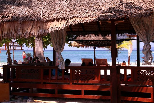 ☆２/１４（金)<br /><br />Thai Massage House of Andaman Resort @ Koh Lipe Thai<br /><br />Andaman ResortのMassage Houuseです。<br />お洒落とは縁遠いおばちゃん軍団の伝統的タイマッサージです。<br />ま、若いお姉さんが施術師だと妙な緊張が走るし<br />お兄さんでは武骨だし、<br />やはりおばちゃんが丁度いい？(^^;)。<br />値段はリペ島の一般的な値段。<br />タイトラデショナルマッサージ　 1時間　３００B（≒1080円）<br />オイル全身マッサージ　　　　　１時間　４００B（≒1440円）<br />フットマッサージ　　　　　　　１時間　３００B（≒1080円） <br />＋気持ちが良かったら少しのチップ<br /><br />