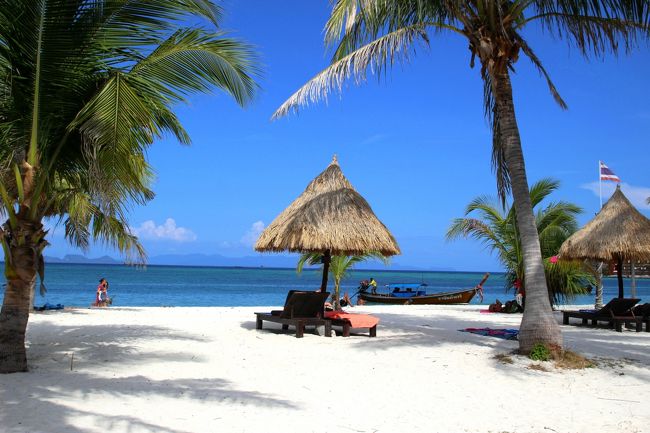 ☆２/１４（金)　１５：３０<br /><br />Sunrise Beach View , Andaman Resort @ Koh Lipe Thai<br /><br />赤巴士さんの送別会を終え写真を撮りながら<br />部屋に戻りそれまでの写真をPCに撮り込んで<br />大チョンボにようやく気が付きました。<br />朝、日の出を撮影したままの設定で日中も撮影していたので<br />全体に青味より赤味の強い写真になっていました(>_<)。<br /><br />私のカメラは安価なデジイチで、<br />撮影は基本的にマニュアルで撮影します。<br />もちろん楽なお任せオート撮影モードもありますが<br />ピントまでカメラが勝手に選ぶのが気に入らず<br />ピントだけは自由に合わせられるマニュアルしています。<br /><br />日の出や夕日は鮮やかな朝焼け＆夕焼けが撮れるように<br />少しWB補正をします。<br />補正の結果の今朝の日の出の写真であり、<br />そのままの設定で撮ってしまったのが上記料理の写真です。<br /><br />さすがに料理は撮り直すことはできないのであきらめ、<br />風景写真だけは撮り直すことにしました。<br />さもないとこの日の日中の風景写真が珍妙な色合いの写真になってしまいます。<br /><br />時間は既に１５：３０なので青く透明感ある海や白く輝く砂浜を撮る<br />ベストな時間はとうに過ぎてしまいましたが<br />珍妙な色合いの写真よりはマシだと思い<br />Mountain Resortまで撮り直しに出かけました。