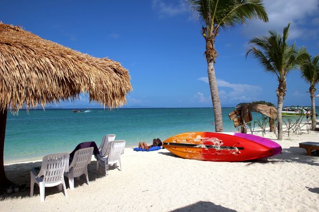 ☆２/１４（金)　<br /><br />Sunrise Beach View , Zodiac See Sun Resort @ Koh Lipe Thai<br /><br />シーカヤックのヴィヴィットな色使いがビーチを華やかにしています。<br />