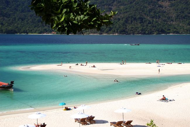 ☆２/１４（金)　<br /><br />Snadbar &amp; Lagoon View from Mountain Resort @ Koh Lipe Thai<br /><br />午後３時過ぎはどうして理想的な撮影時間じゃないのかと言うと、<br />太陽の位置が大きく影響するからです。<br />太陽が午後３時過ぎると見た目にも大きく傾き始め<br />太陽光線が真上からではなく斜めから射しこんでくるようになります。<br />陰影の効果を狙らうならともかく<br />光が斜めから射しこむと様々なものに陰影ができ<br />海中の光の屈折も違ってきます。<br />物理化学的なことは専門家に任せるとして<br />海や白砂ビーチがメインの写真は１１時～１４時くらいが理想です。<br /><br />