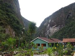 約1時間半でマチュピチュ駅に到着。
駅前で宿の人が名前を書いたプレートを持って待っていてくれるはずです。
いない・・・。
しばらく待っても私の名前を書いた人はいません。
人が少なくなってくると、かなりスペルが間違っているけど、何となく私の名前っぽいものが書かれたプレートを持って立っている人がいました。
尋ねてみると正解♪