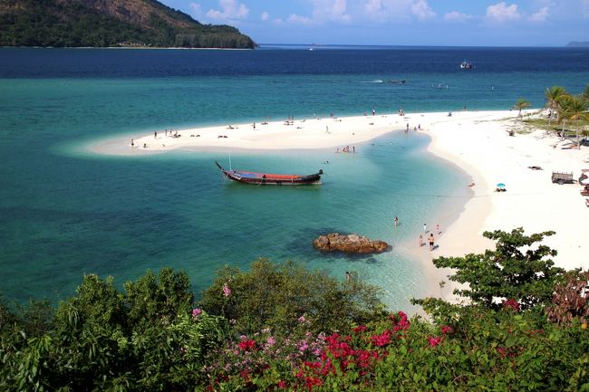 ☆２/１４（金)　<br /><br />Snadbar &amp; Lagoon View from Mountain Resort Restaurant @ Koh Lipe Thai<br /><br />いくらタイ人がリペ島をタイのモルディブと例えても<br />海の美しさや透明感、魚影の濃さ、ラグジュアリー感などでは<br />正直、モルディブには及びません。<br />しかしモルディブの標高はわずか１，２ｍしかないので景色が平面的、<br />どこを切取っても似たような景色になってしまいます。<br />でもリペ諸島には丘や山があるので撮影ポントによっては立体的で<br />変化に富んだ景色が堪能できるのが大きな違いであり魅力です。<br />