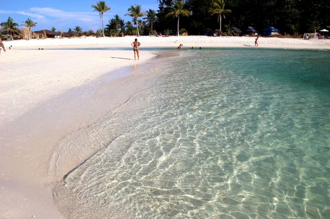 ☆２/１４（金)　<br /><br />Snadbar &amp; Lagoon View from Mountain Resort Beach @ Koh Lipe Thai<br /><br />透明度はいいのですが遠くなったり深くなったりするほど<br />光の屈折の影響でやや黒ずんで見えてきます。