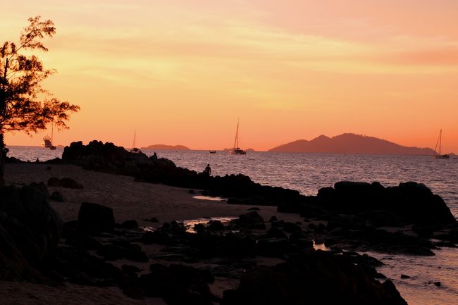 ☆２/１４（金)　１８：２０<br /><br />Eveningglow View from Mountain Resort Beach @ Koh Lipe Thai<br /><br />夕方はいつものようにMountain Resort前のビーチに夕日を見にいきました。<br />遠くの島影はKoh Tong.<br />