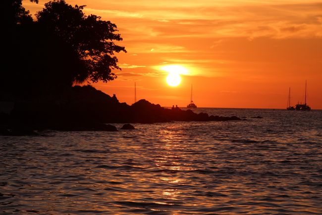 ☆２/１４（金)　１８：２5<br /><br />Sunset View from Mountain Resort Beach @ Koh Lipe Thai<br /><br />Mountain Resort Beachからほど近い砂州からも<br />サンセットは見られますが<br />辺りに撮り込むアイテムが少ないので<br />単に大海原に沈むだけの写真になってしまいます。