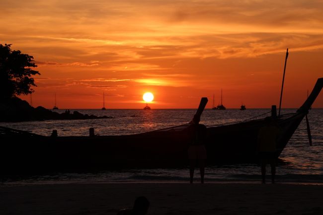 ☆２/１４（金)　１８：２5<br /><br />Sunset View from Mountain Resort Beach @ Koh Lipe Thai<br /><br />ロングテールボートを撮り込めばタイらしさが。