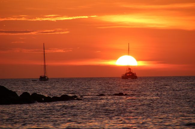 ☆２/１４（金)　１８：２5<br /><br />Sunset View from Mountain Resort Beach @ Koh Lipe Thai<br /><br />良い感じで沈んでいきましたが<br />最後の水平線の際に雲がありました。